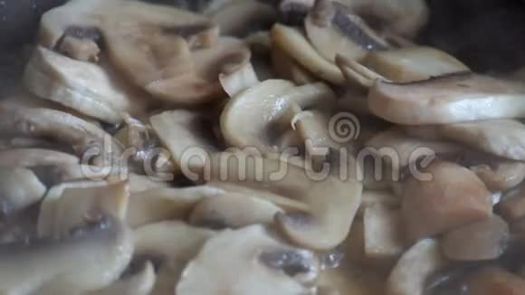 香比农蘑菇用煎锅炒视频的预览图