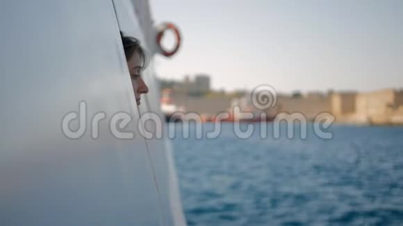 从船窗外看的女人视频的预览图