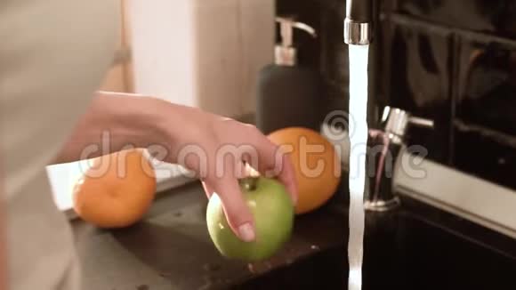厨房特写用清水清洗水果视频的预览图