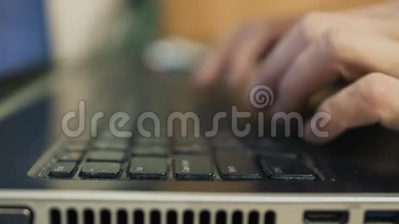 在线工作笔记本电脑键盘输入特写撰写文章或撰写报告视频的预览图