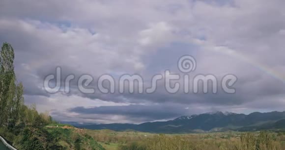 加泰罗尼亚西班牙比利牛斯山脉景观与彩虹之上的春天森林和山丘春天自然视频的预览图