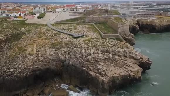 空中拍摄的美丽景色的洛基海岸和堡垒从上面在佩尼基葡萄牙视频的预览图