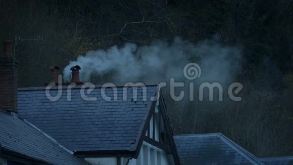冬天晚上有吸烟烟囱的家视频的预览图