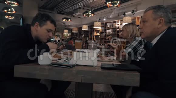 在餐厅用餐和喝酒的家庭成员视频的预览图