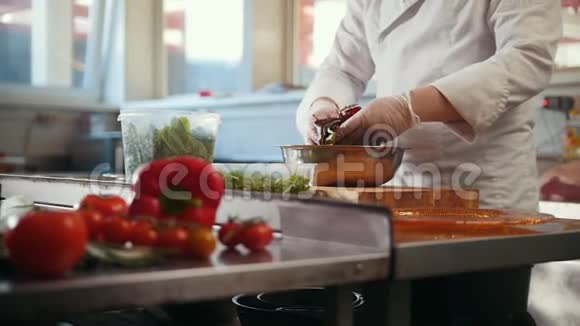 厨师用手混合食材准备沙拉蔬菜放在前台视频的预览图
