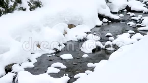 在冬天的山上靠近河流视频的预览图