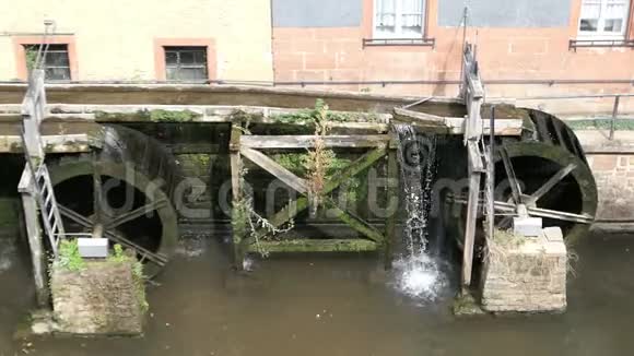 萨尔堡的城市景观与其历史的白克河流入城市走向古老的水磨轮德国视频的预览图