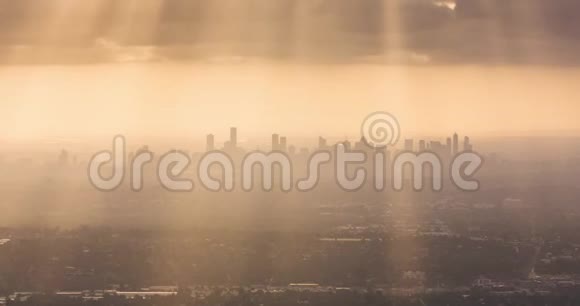 从Dandenong山的天空俯瞰墨尔本市区视频的预览图