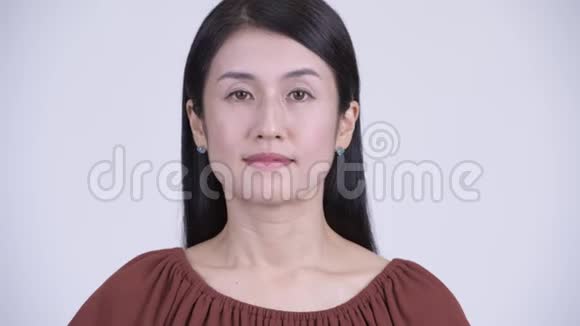 一脸快乐美丽的亚洲女人点头是的视频的预览图
