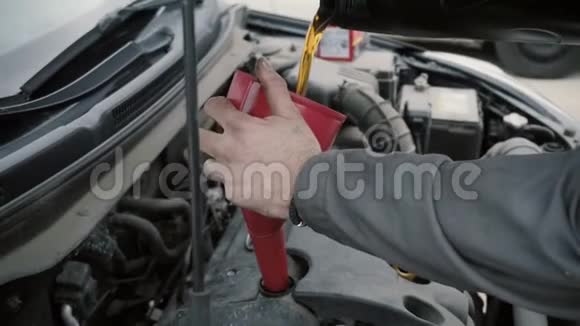 机械师把汽车发动机里的油换了视频的预览图