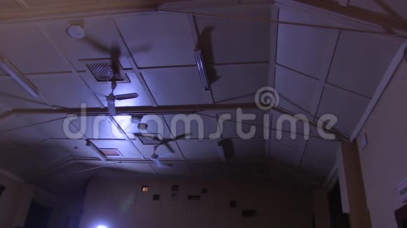 从电影院里面的天花板很高视频的预览图