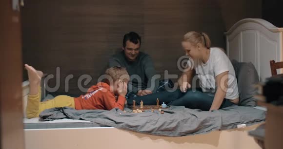 一家人在卧室玩有趣的象棋游戏视频的预览图