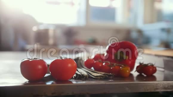 蔬菜西红柿辣椒桌子上的韭菜和商业厨房里的火盆视频的预览图
