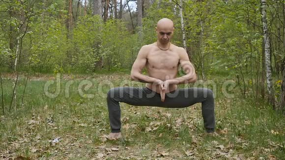 他在户外训练瑜伽的姿势视频的预览图