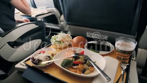 餐桌上飞机上提供的美味佳肴视频的预览图