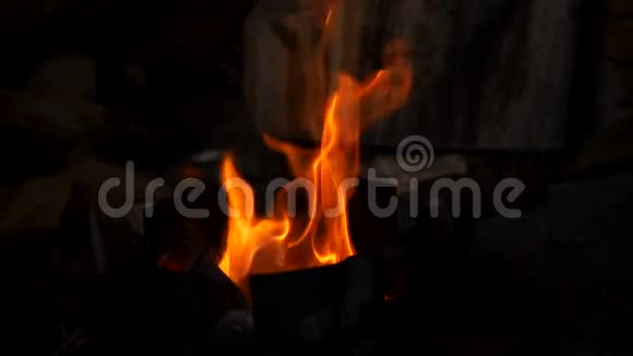 在黑色模糊的背景上燃烧视频的预览图