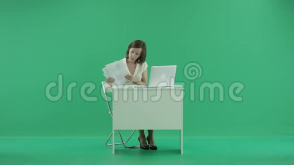 疲惫的女人睡在桌子上视频的预览图