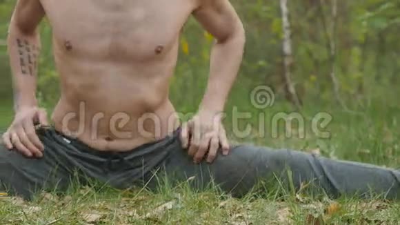 瑜伽士在草地上劈开的肖像视频的预览图