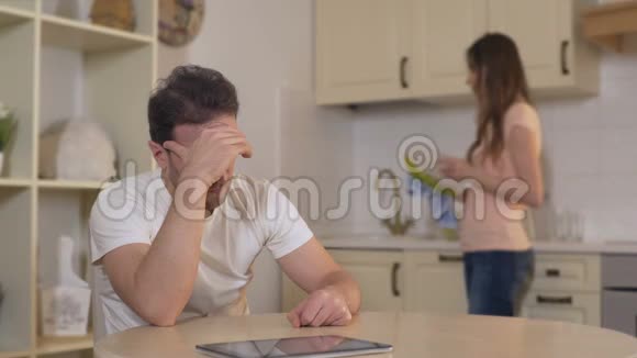 紧张的年轻女人与男人争吵烦恼的丈夫无视妻子分手视频的预览图