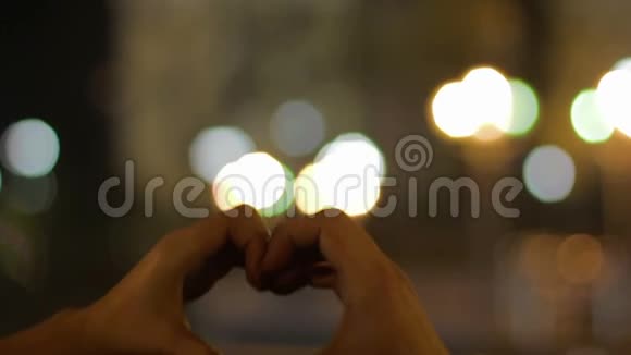 快乐的男孩和女孩玩得开心在相机上显示心脏手势浪漫的约会视频的预览图
