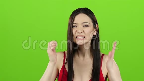 亚洲女孩对人很生气她很生气绿色屏幕慢动作视频的预览图