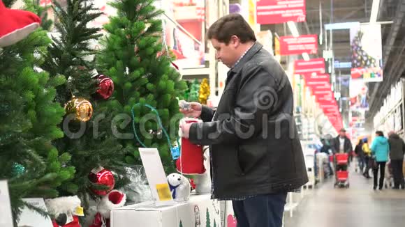 圣诞节购物的概念在超市买圣诞装饰视频的预览图