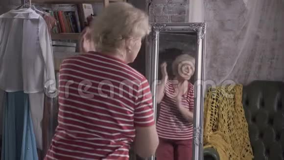 年长的女人在镜子前做准备视频的预览图