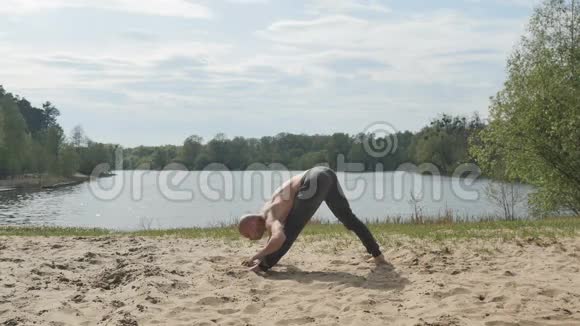 在河边的沙滩上练习瑜伽视频的预览图