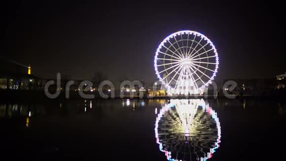 夜晚的巴黎景色照亮的埃菲尔铁塔摩天轮在水中的倒影视频的预览图