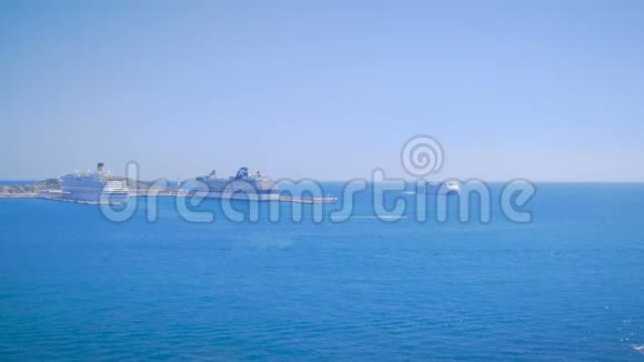 从老城达尔特维拉到西班牙伊比萨港的景色停泊在岸边的游船伊维萨伊比扎镇视频的预览图