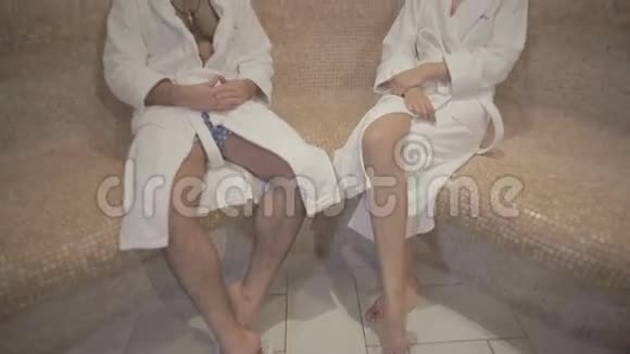 迷人的曼德和漂亮的女孩在热桑拿后在大理石长凳上放松视频的预览图