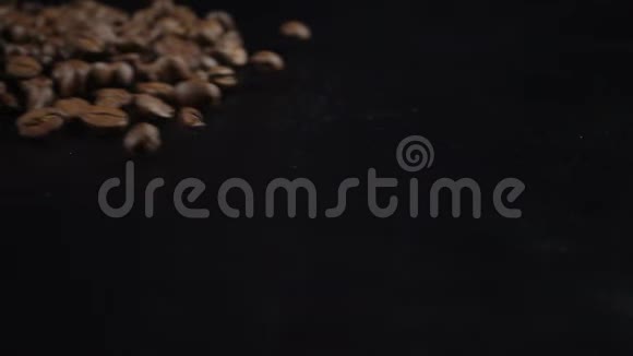 在黑色背景下移动咖啡豆视频的预览图