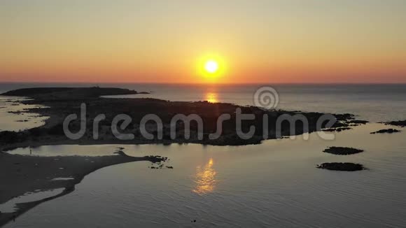 空中无人机全景视频著名的异国天堂沙质翡翠海滩埃拉丰尼西在西南克里特岛希腊视频的预览图
