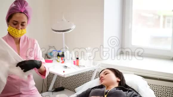 年轻女孩在美容医生咨询视频的预览图