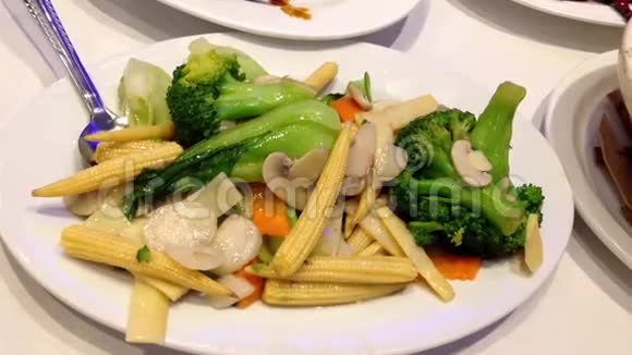 吃油炸蔬菜中国菜视频的预览图