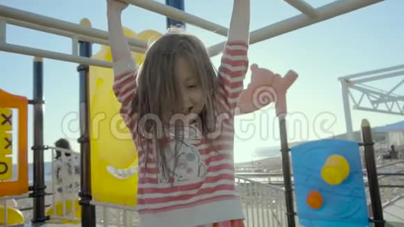 快乐的女孩把街道上的健身棒放在她的上方微笑着在斯洛文尼亚的海边视频的预览图