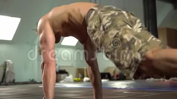 年轻强壮男性运动员训练腹部和核心肌肉视频的预览图