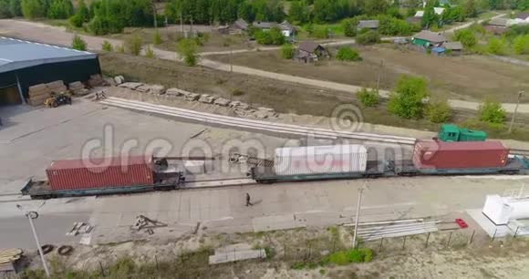 火车飞过一个大型现代化锯木厂站在锯木厂的顶部现代木工工厂视频的预览图