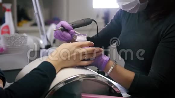 指甲抛光的宏观视角女性在美容店获得专业修指甲视频的预览图