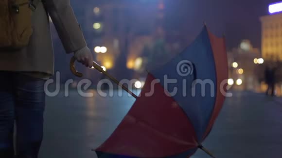 晚上女人撑着伞走在街上悲伤视频的预览图
