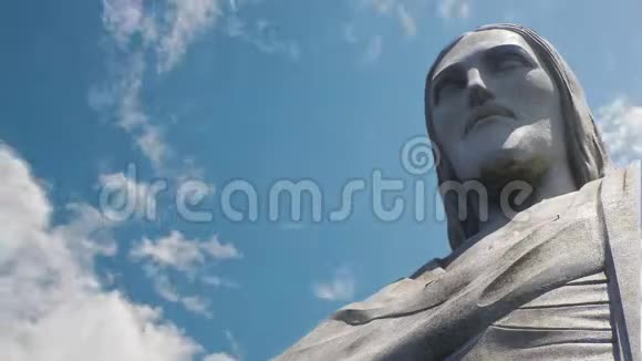 在里约热内卢的云彩背景下的基督雕像时间推移视频的预览图