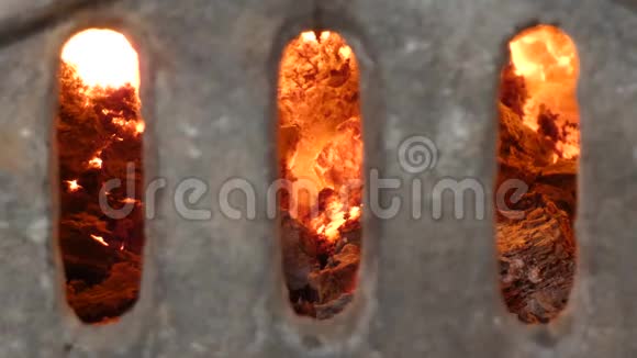 瓷砖槽封闭燃烧的火地板通过百叶窗查看视频的预览图