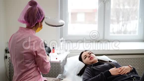 年轻女孩在美容医生咨询视频的预览图