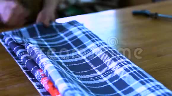 女孩把布叠起来组织折叠成笼视频的预览图