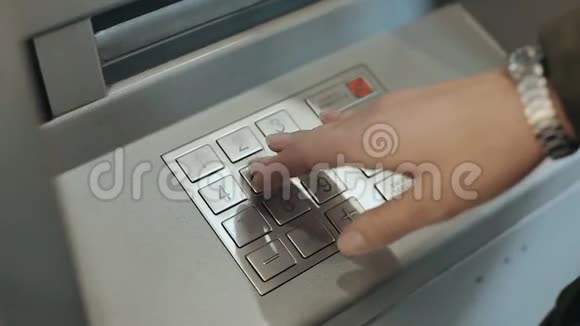 自动取款机关闭女性手进入销号靠近女人按按钮的手进入别针视频的预览图