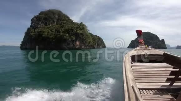 4K木制的长尾船在海浪中与泰国的岛屿视频的预览图