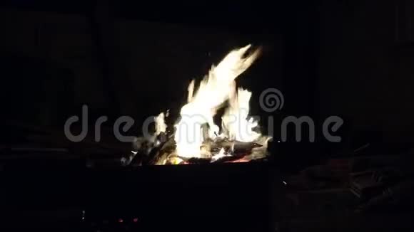 火焰是开着的火在晚上燃烧视频的预览图