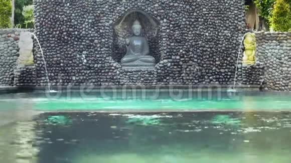 游泳池的装饰喷泉印度尼西亚巴厘视频的预览图