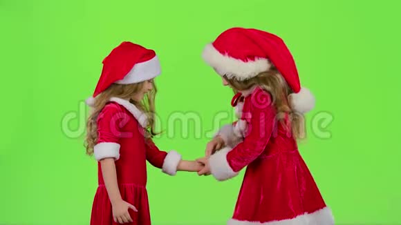 穿红色西装的小女孩玩游戏微笑玩得开心绿色屏幕视频的预览图