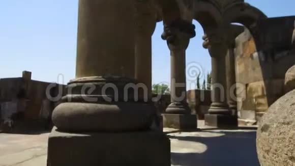 茨瓦特诺茨大教堂亚美尼亚教堂联合国教科文组织遗产的柱子和废墟视频的预览图